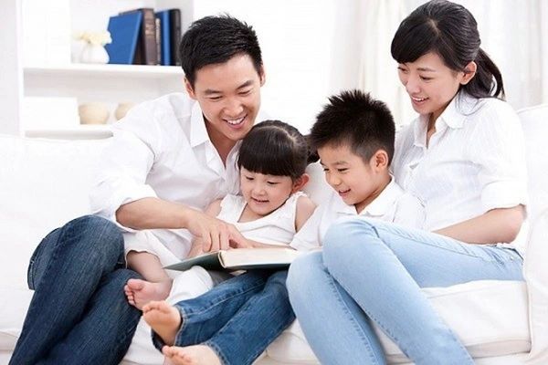 Bức ảnh tạo dáng kể chuyện cho con nghe rất tự nhiên