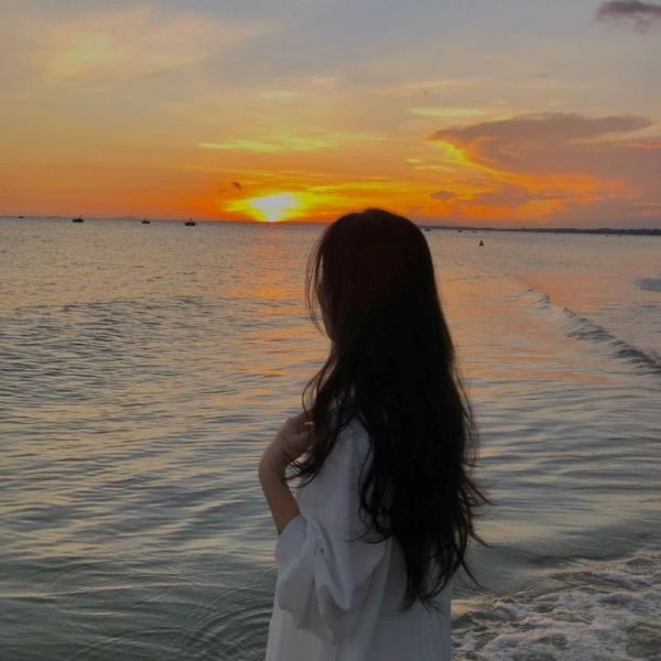 Tạo dáng đứng im nhìn đường chân trời