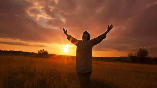 Tạo dáng dang tay tận hưởng gió chiều