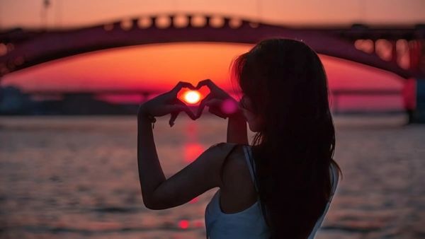 Tạo dáng thả tim cùng hoàng hôn