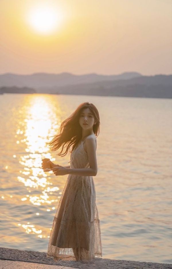 Tạo dáng dáng nàng thơ giữa ánh chiều