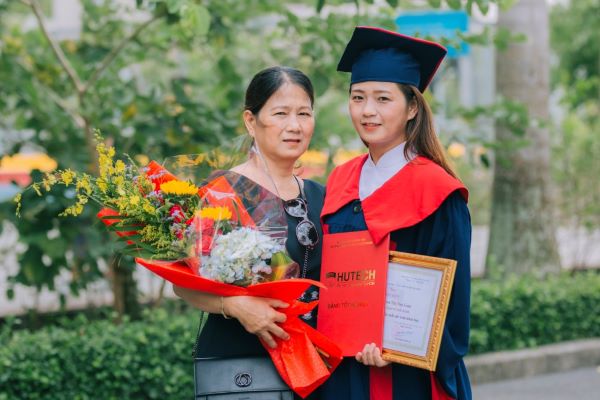 Cách tạo dáng chụp ảnh kỷ yếu nữ với phụ huynh