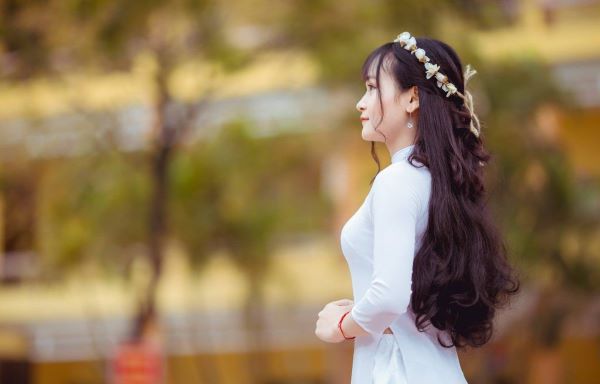 Cách tạo dáng chụp kỷ yếu nữ nhìn xa xăm