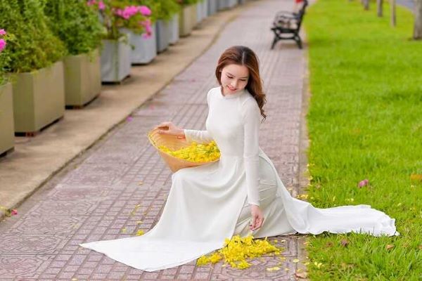 Cách tạo dáng ngồi chụp ảnh kỷ yếu nữ