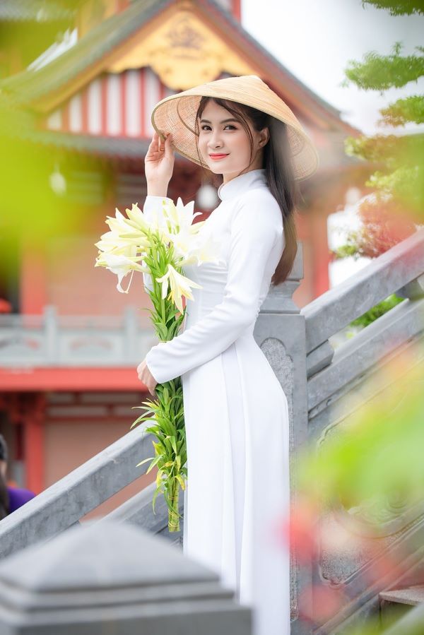 Cách tạo dáng xoay người chụp ảnh kỷ yếu nữ