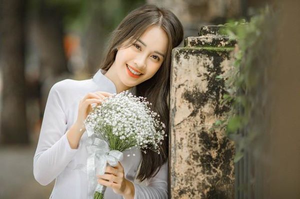 Cách tạo dáng chụp ảnh kỷ yếu nữ với hoa 