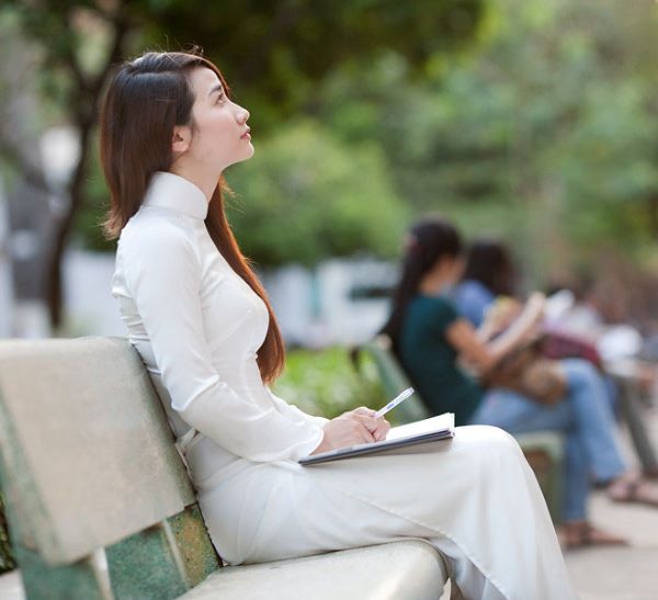 Cách tạo dáng chụp ảnh kỷ yếu nữ với sách