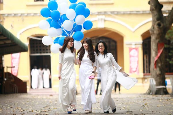 Cách tạo dáng chụp ảnh kỷ yếu nữ với bong bóng bay