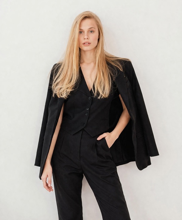 Tạo dáng khoác hờ áo vest