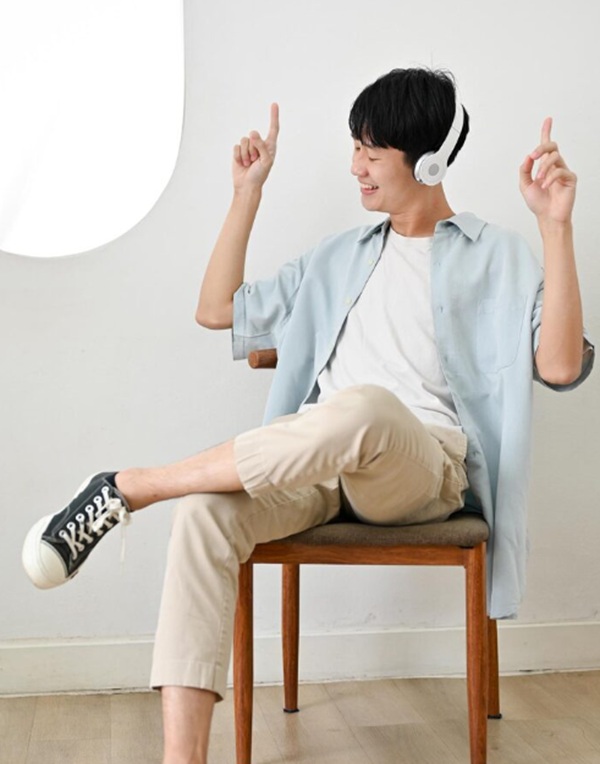 Ngồi tương tác với phụ kiện cá nhân
