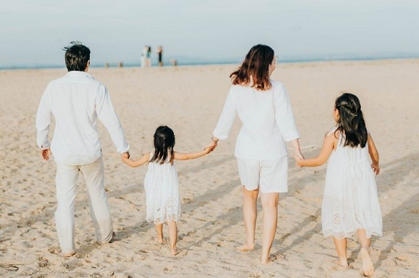 Chụp ảnh gia đình ngoài biển