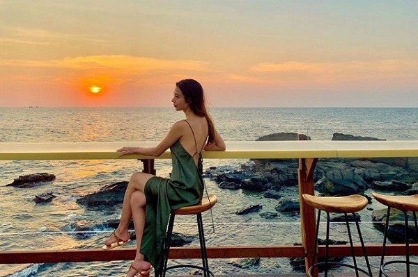 Tạo dáng bên hoàng hôn trước biển