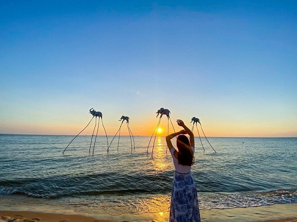 Chụp ảnh bóng lưng trước biển