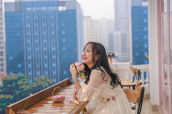 Pose dáng chụp ảnh cùng ly cafe