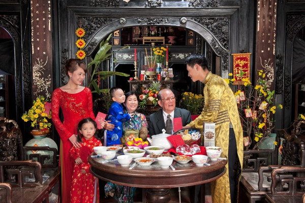 Cả nhà quây quần bên mâm cỗ Tết như lời chúc may mắn, bình an cho một năm mới trọn vẹn