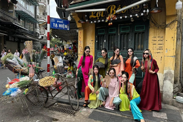 Concept phố cổ mang đến không gian hoài niệm, gợi nhớ về những ngày Tết xưa đầy ấm áp