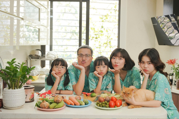 Cần lựa chọn trang phục Tết màu sắc hài hoà, tạo sự đồng điệu mà vẫn giữ nét cá tính