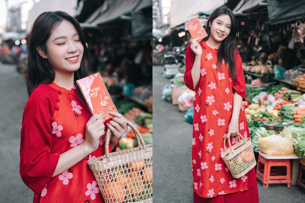 Tạo dáng cầm bao lì xì ngày Tết giữa không gian chợ xuân rộn ràng