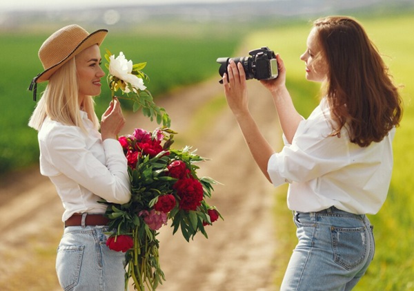 Tổng hợp 20+ cách tạo dáng chụp ảnh với bó hoa xinh