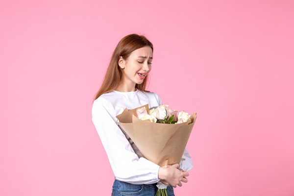 Nâng niu bó hoa bằng hai tay