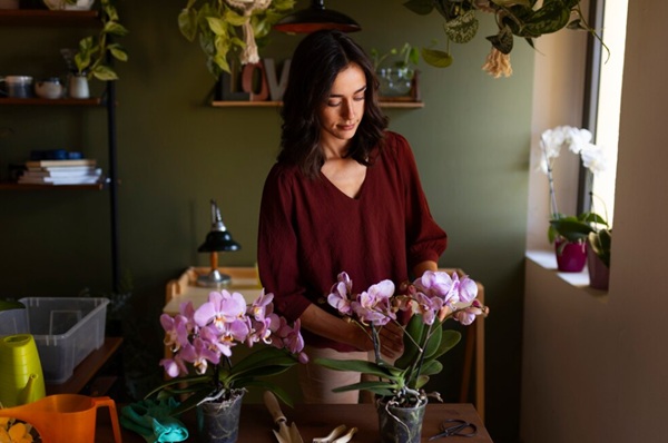 Chụp ảnh với hoa kết hợp đạo cụ trong nhà