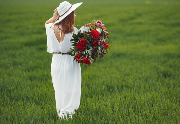 Ôm bó hoa quay lưng về phía máy ảnh