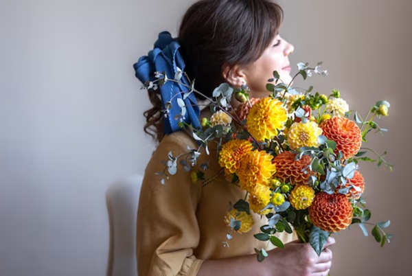 Chụp góc nghiêng kết hợp hoa che mặt