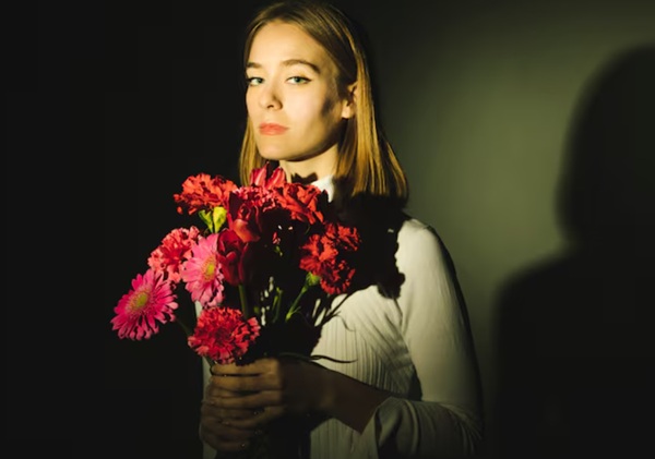 Tạo dáng với bó hoa mang nét bí ẩn, quyến rũ