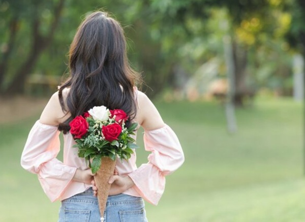 Những lưu ý để chụp ảnh với bó hoa xinh và cuốn hút hơn