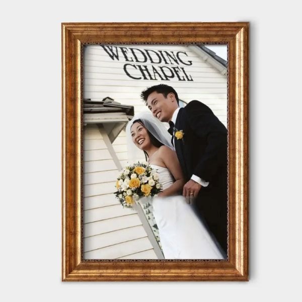 Lựa chọn khung ảnh gỗ tự nhiên với kính chống UV giúp bảo vệ ảnh cưới lâu bền