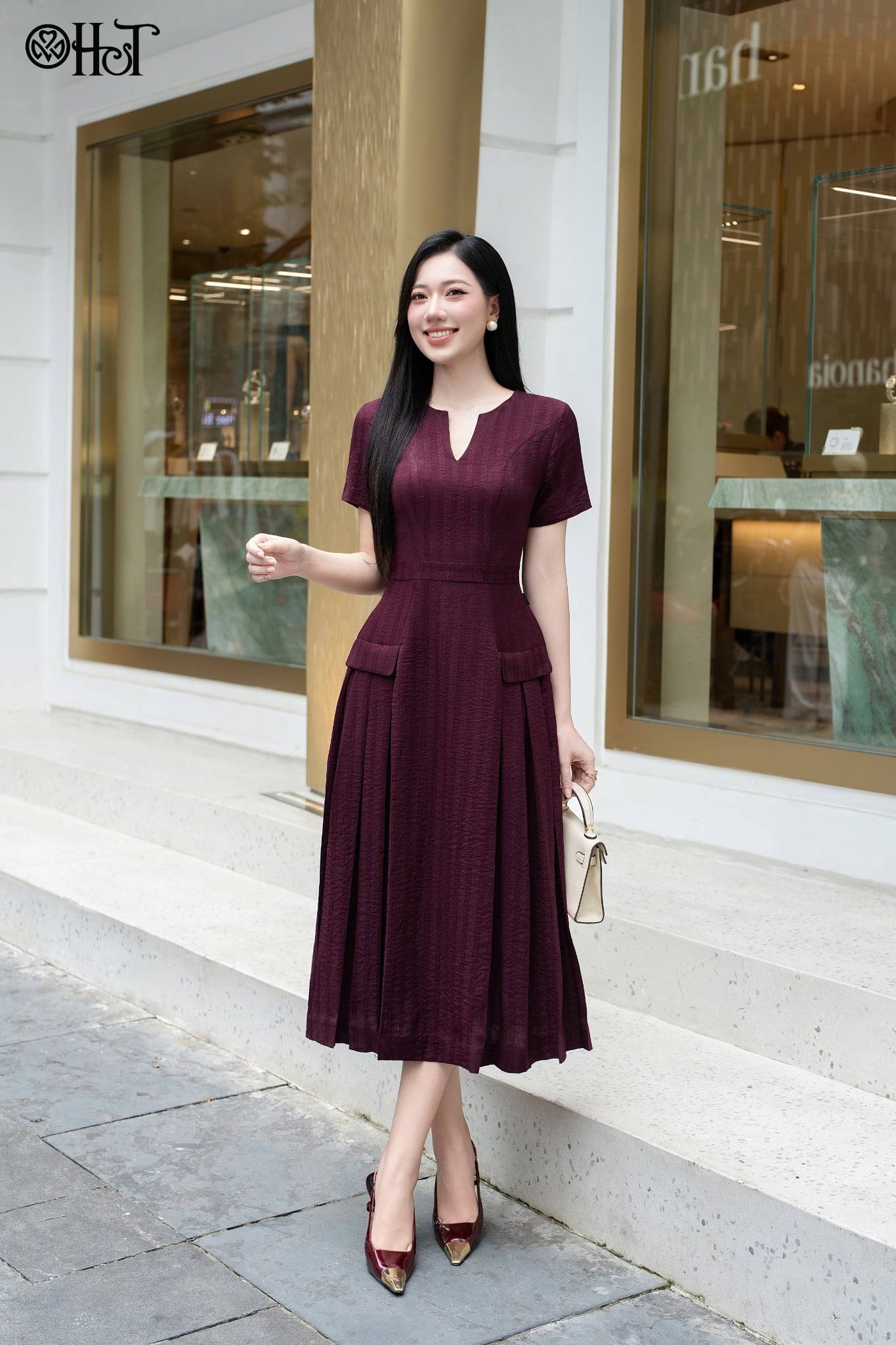 Đầm cổ tròn Đũi thêu Đỏ Mận