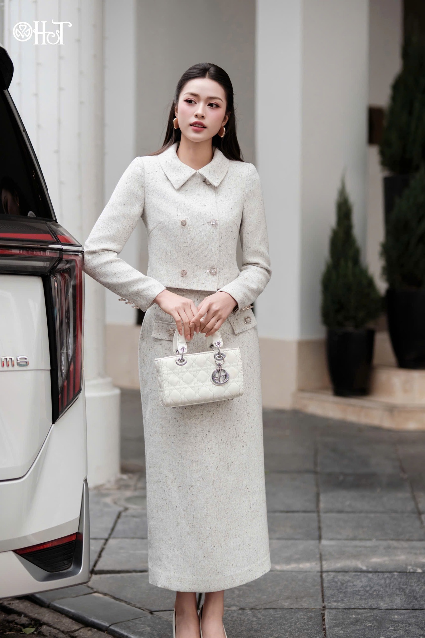 Vest cổ sen dạ Text hạt Trắng