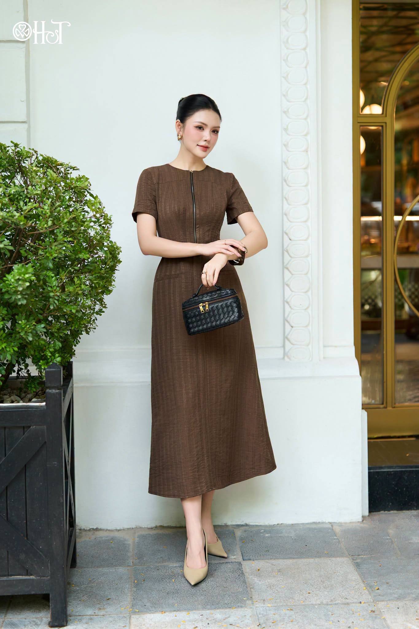 Đầm cổ tròn Đũi thêu Nâu