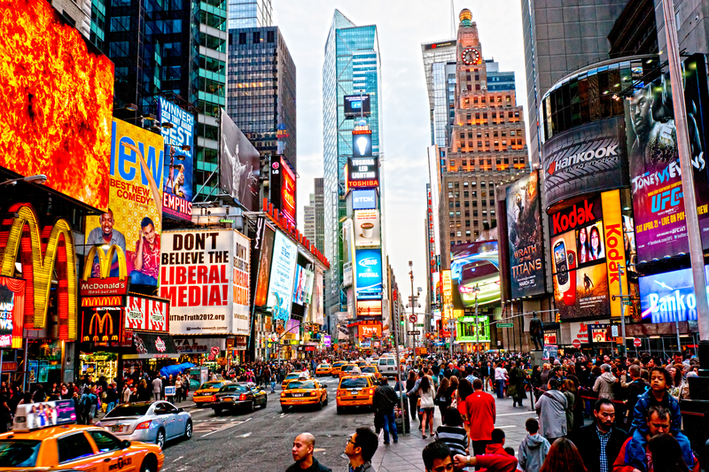 Times Square (Quảng trường Thời đại) – khu vực có nhịp sống năng động lừng danh nhất New York, nơi bạn được đắm mình trong không gian văn hóa đa sắc màu và thưởng thức những màn biểu diễn đường phố đặc sắc.