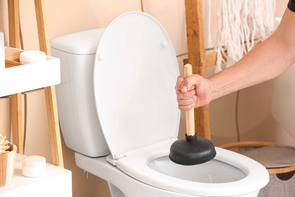 Hướng dẫn cách thông bồn cầu bị tắc nghẹt từ nặng đến nhẹ dễ làm