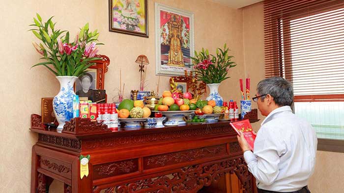 Các gia chủ nên cúng bái cẩn thận và các lễ đầy đặn để tránh việc bát hương hóa âm