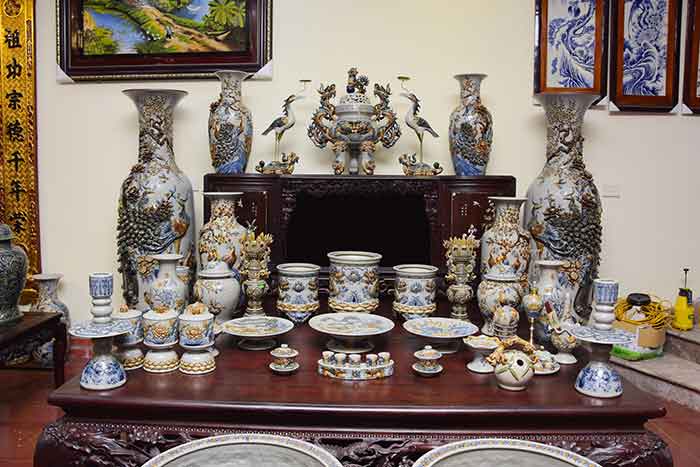 Bộ đồ thờ cúng đầy đủ gồm rất nhiều món khác nhau