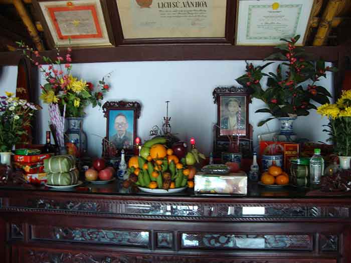 Đồ thờ cúng trên bàn thờ tổ tiên nên tươi mới và lựa chọn kỹ càng