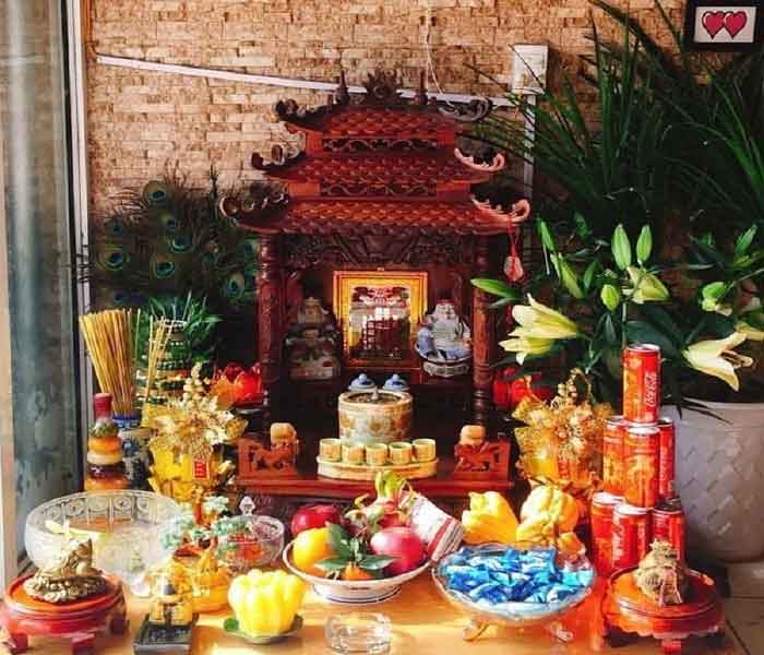 Cách bài trí bàn thờ thần linh trong gia đình hoặc cửa hàng
