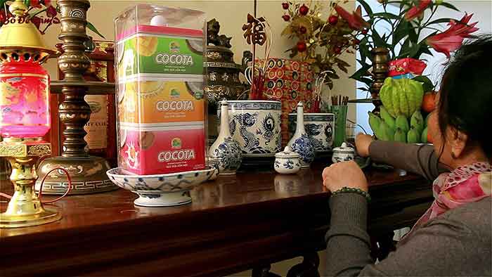  cần chuẩn bị bánh kẹo hoa quả và thắp nhang thông báo cho các vị thần cùng tổ tiên tạm lánh