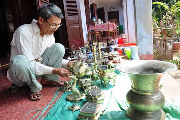 Khi thực hiện lau các vật dụng trên bàn thờ phải thực hiện lau nhẹ nhàng bằng nước ấm