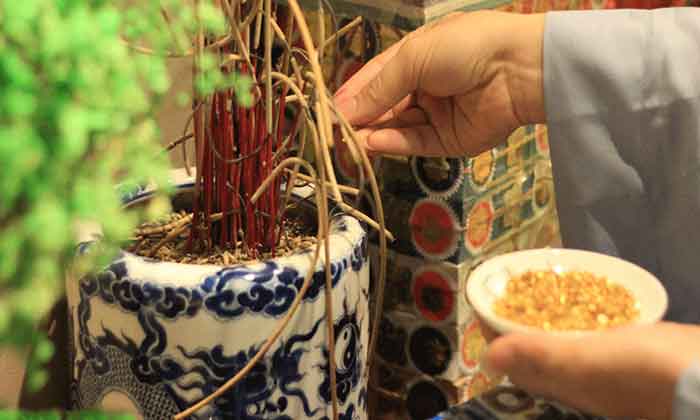 Dùng thất bảo bát hương đặt dưới bát hương để bảo hộ và mang đến may mắn