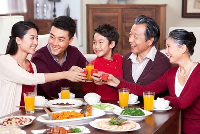Lễ cúng tất niên là lúc mọi người có thể quây quần bên nhau