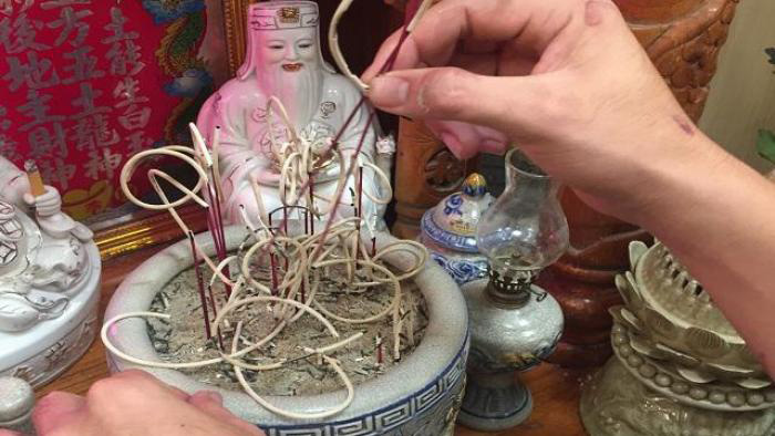 Tỉa chân nhang trước ngày tiễn ông Công ông Táo lên trời