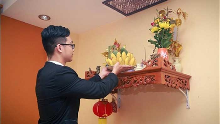 Tay người bao sái bát hương nên được rửa sạch bằng rượu gừng để tẩy uế