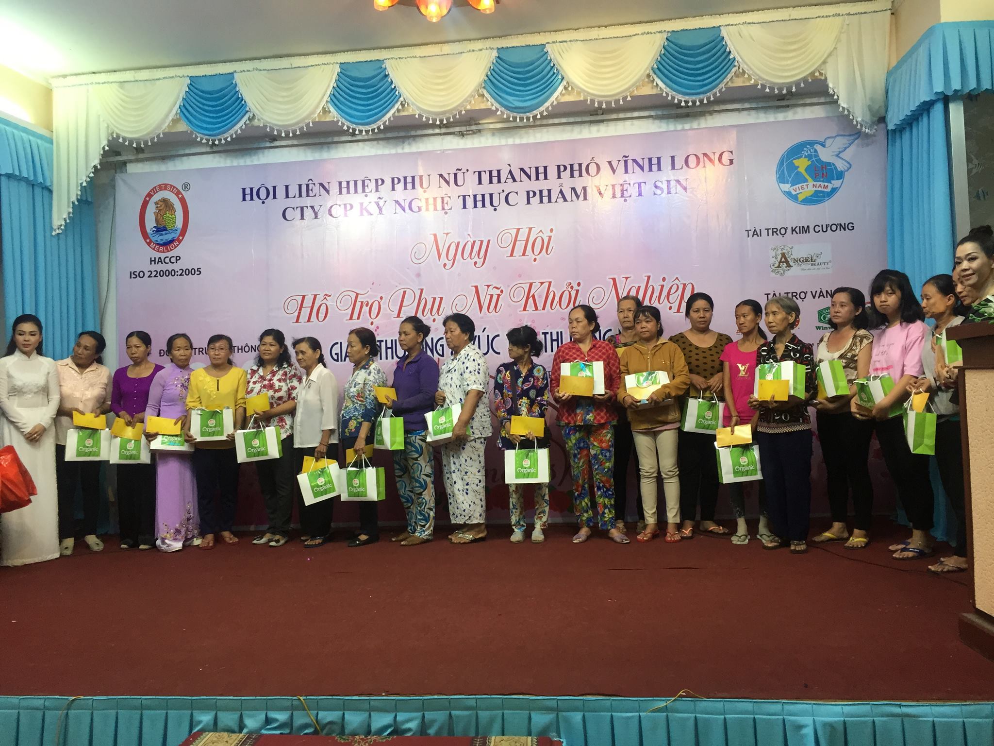 CHƯƠNG TRÌNH NGÀY QUỐC TẾ PHỤ NỮ  8/3 NĂM 2018 - CÔNG TY BIOTECH FOODS VIỆT NAM TẶNG QUÀ CHO PHỤ NỮ NGHÈO TỈNH VĨNH LONG