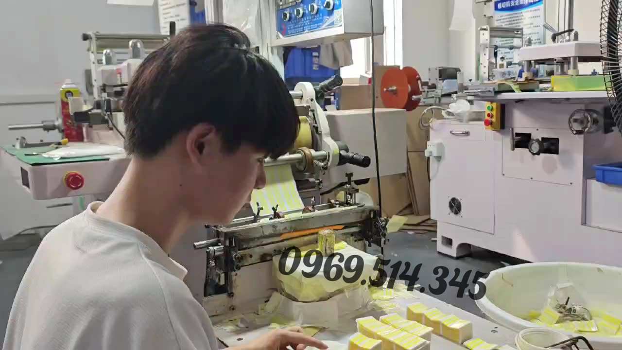 Hình ảnh công nhân đang kiểm tra chất lượng của từng tấm băng dính SMT để đóng gói chuyển đến tay người dùng