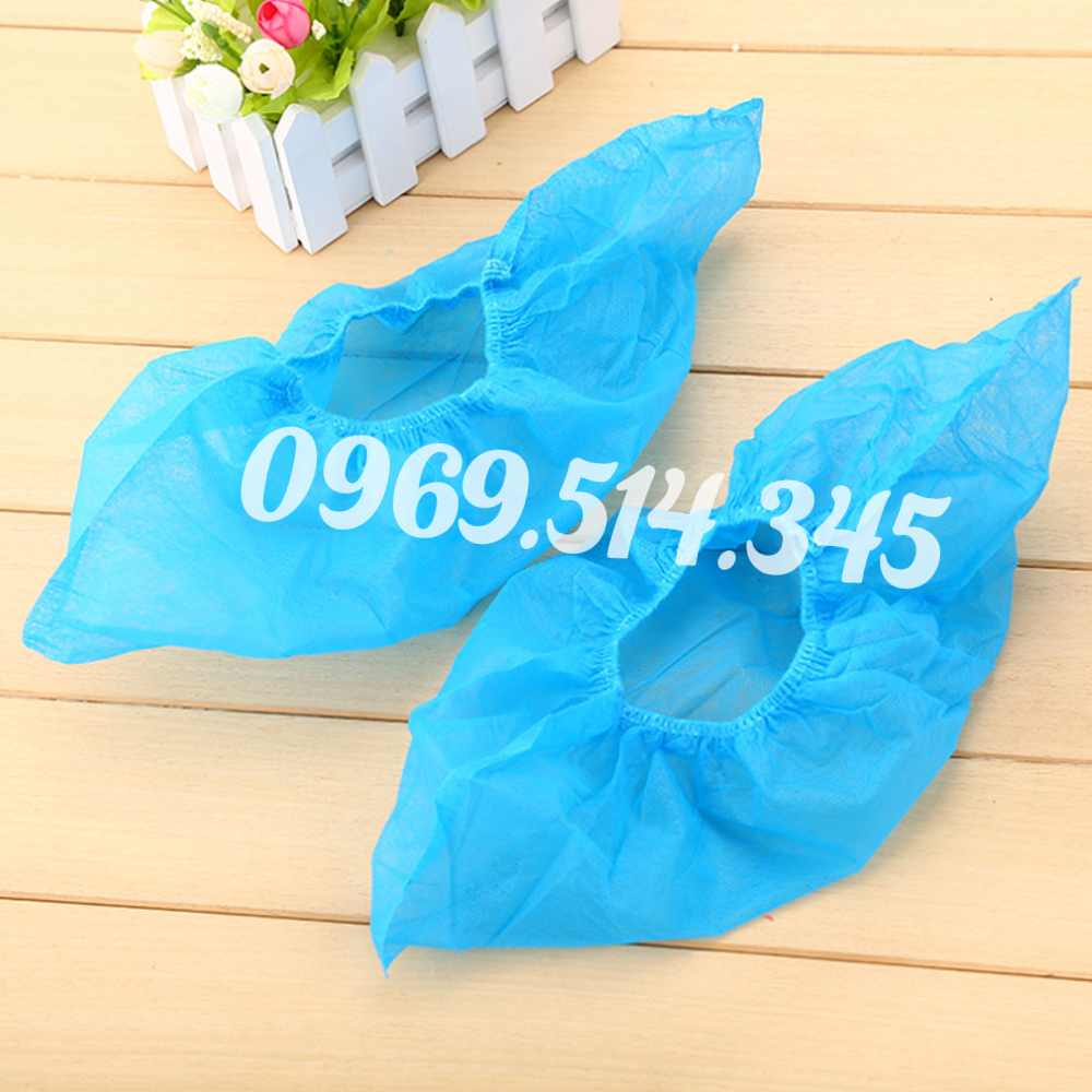 Bọc giày vải không dệt bao trùm kín đôi giày của mọi người trong môi trường làm việc 