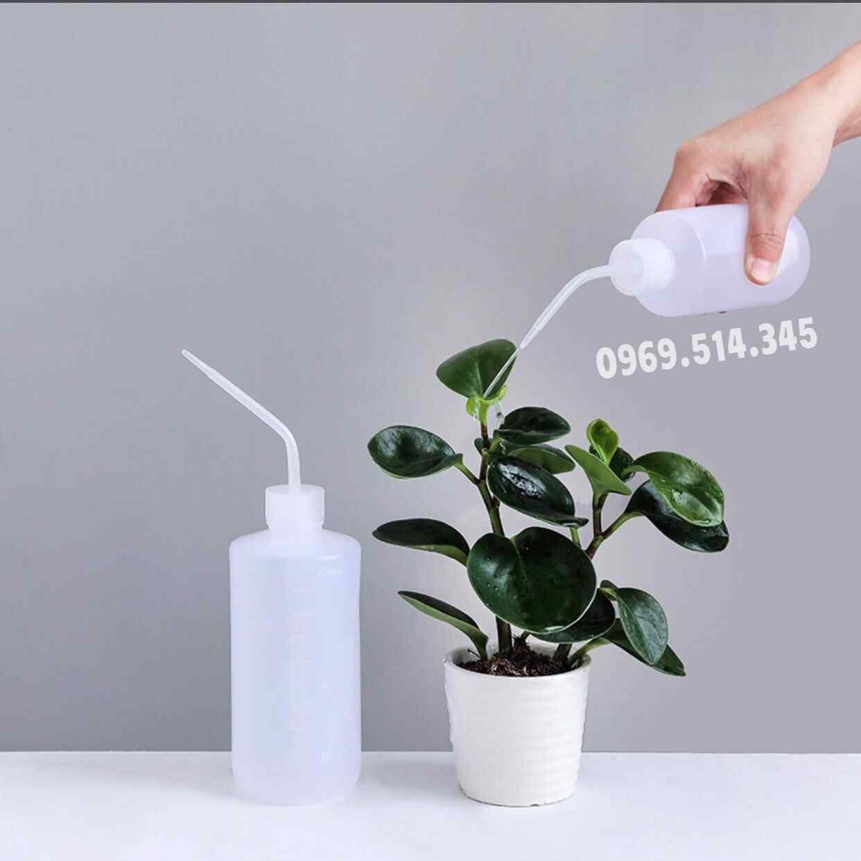 Bình tia nhựa được dùng như một dụng cụ tiện lợi để tưới cây chính xác, rõ ràng, phù hợp với người dùng chuyên nghiệp
