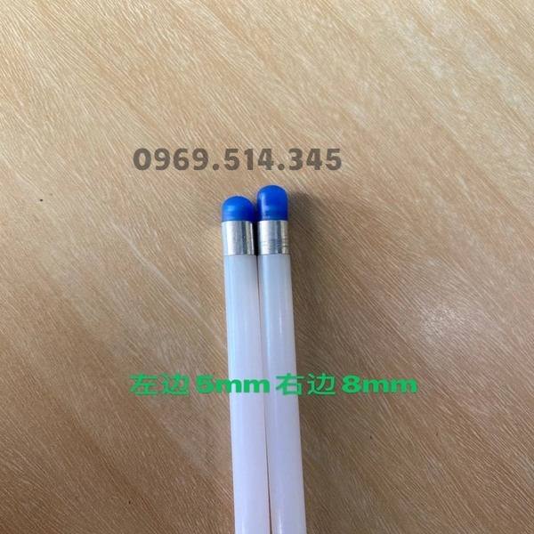 Thân bút dính bụi có hình trụ với đường kính 5 – 7mm và chiều dài thường là 12 - 18cm